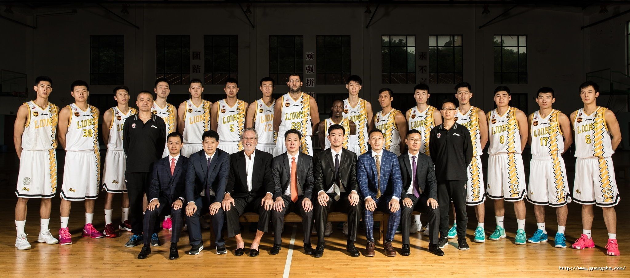2017-2018賽季CBA浙江廣廈籃球俱樂(lè)部教練組成員和全體球員合影.jpg